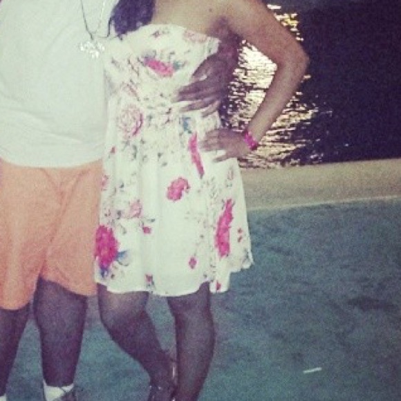 Kimchi Blue  - Floral Flowy Strapless Mini Dress - Picture 7 of 7